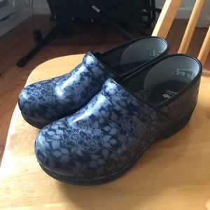 XP 2.0 Navy Floral Dansko.